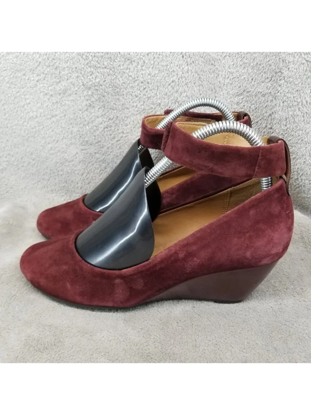 Clarks Shoes Womens Size 7.5 Burgundy Red Suede Ankle Strap Wedge *Read*